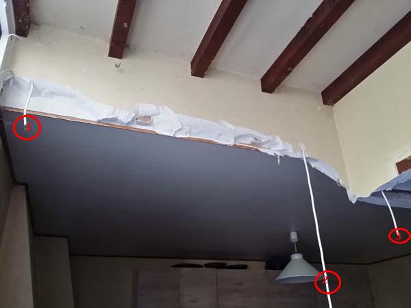 cables qui pendent de la cloison coupe